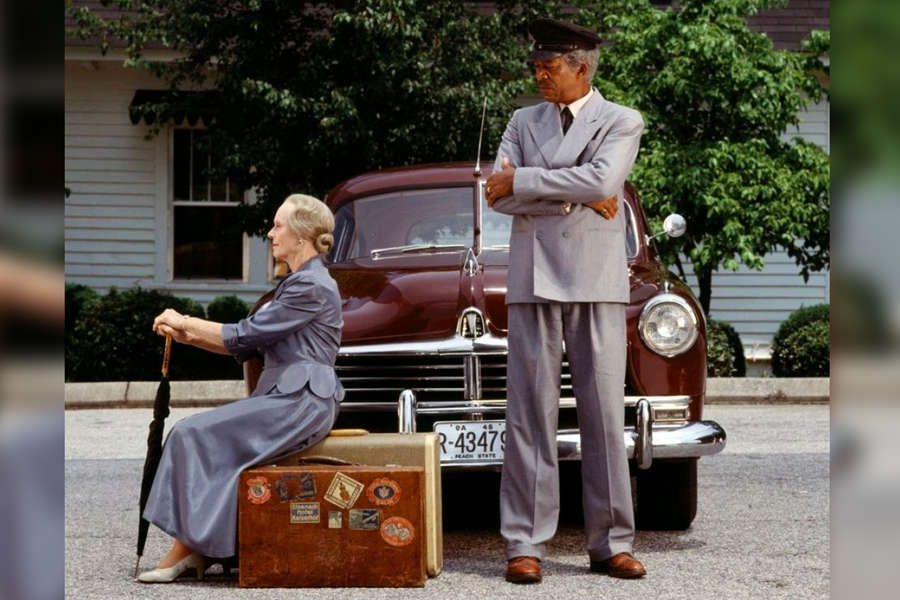 <b>«Шофер мисс Дэйзи» (1989)</b>
<br>
Фриману, как и многим артистам большого таланта, нужно было пространство для&nbsp;высокого полета. Такой площадкой для&nbsp;него стала камерная драма Брюса Бересфорда «Шофер мисс Дэйзи», в&nbsp;которой артисту было, где развернуться. Фриман исполнил роль обаятельного шофера Хоука Колберна, устроившегося работать к&nbsp;своенравной вдове Дэйзи Уэртан (Джессика Тэнди). Эта работа принесла Фриману «Оскар» в&nbsp;категории «Лучшая мужская роль», а также возвела его в&nbsp;ранг настоящих суперзвезд.
