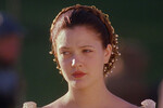 <b>«История вечной любви» (1998)</b>
<br><br>
Основанную на истории о Золушке мелодраму с Бэрримор в главной роли сама актриса называет своим самым любимым фильмом. Действие ленты разворачивается в эпоху французского Возрождения, где феминистская версия героини сказки, умная и независимая Даниэль де Барбарак, работает служанкой у своей мачехи – и сама берется за спасение не только себя, но и принца.