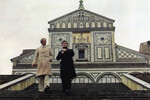 <b>«Наваждение» (1976)</b>
<br><br>
Картина рассказывает о благополучном застройщике Майкле Кортланде из Нового Орлеана, в жизни которого происходит несчастье — его жена и дочь похищены. В ходе полицейской операции, когда похитителей предполагалось взять с поличным, начинается автомобильная погоня — женщина и девочка погибают. Через 16 лет Кортланд встретит женщину, как две капли воды похожую на его жену.
