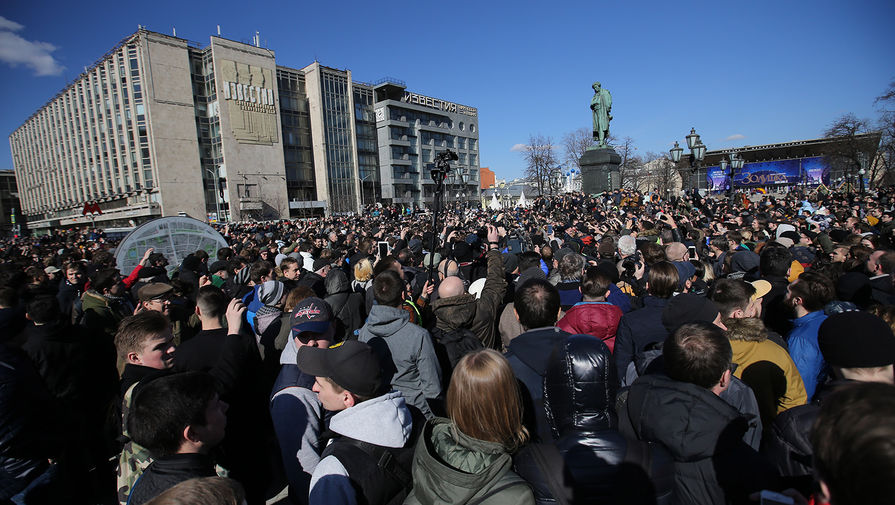 Участники акции оппозиции против коррупции на Пушкинской площади, 26 марта 2017 года