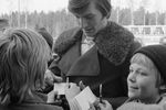 Вратарь Владислав Третьяк дает автографы финским детям, 1974 год