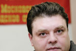 Андрей Брежнев, внук Леонида Ильича Брежнева, во время получения партбилета КПРФ в Москве, 2004 год