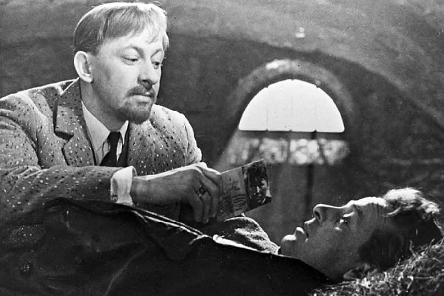 <b>«Гиперболоид инженера Гарина» (1965), реж. Александр Гинцбург</b>
<br><br>Следующей важной работой в&nbsp;карьере Евгения Евстигнеева становится главная роль в&nbsp;приключенческой фантастике «Гиперболоид инженера Гарина» по&nbsp;одноименному роману Алексея Толстого. Экранизация рассказывает об инженере Петре Гарине, который решил воспользоваться трудами своего коллеги и создать оружие разрушительной силы, чтобы стать правителем мира. И хотя поначалу прессу возмутила упрощенность сюжета книги, критики оценили визуальное решение и достоверную игру Евстигнеева
