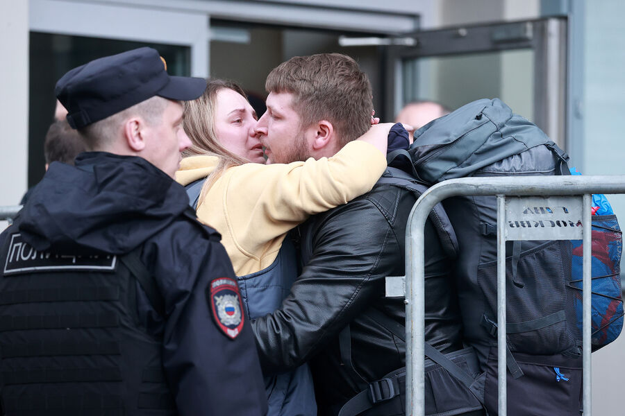Проводы призывников у&nbsp;временного пункта мобилизации в&nbsp;Театре Романа Виктюка в&nbsp;Москве, 26&nbsp;сентября 2022&nbsp;года