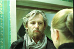 <b>Станислав Любшин и Инна Чурикова на съемках кинофильма «Тема» (1979)</b>
<br><br>
По заданию Госкино в картине Глеба Панфилова «Тема» должно было прозвучать разоблачение диссидентов и эмигрантов. Но режиссерская версия не устроила руководство, фильм подвергся цензуре и после закрытой премьеры был положен на полку. Герой Станислава Любшина – Андрей (Бородатый), бывший научный сотрудник, ныне могильщик, решивший уехать из страны навсегда. Во время переделки картины сцены с персонажем были значительно урезаны.
Фильм вышел на экраны лишь в 1986 году, а 1987 году получил четыре приза Международного кинофестиваля в Берлине, включая главный – «Золотого медведя».
