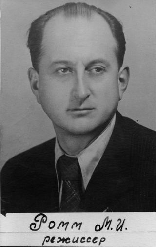 <b>Михаил Ильич Ромм</b>
<br>Михаил Ромм умер в&nbsp;1971 году во время работы над&nbsp;новым документальным проектом «Мир сегодня». Фильм должен был рассказывать о&nbsp;глобальных событиях, угрожающих цивилизации. Впоследствии работу над&nbsp;лентой закончили Элем Климов, Герман Лавров и Марлен Хуциев. Фильм вышел в&nbsp;прокат под&nbsp;названием «И все-таки я верю». В&nbsp;кадре звучал голос самого Ромма: авторский текст, надиктованный режиссером незадолго до&nbsp;смерти. Режиссер успел озвучить кадры мировых войн и атомной бомбардировки Хиросимы. После этих эпизодов на&nbsp;экране появляется текст: «Здесь обрывается голос автора&hellip; Дальше пойдут надписи».
