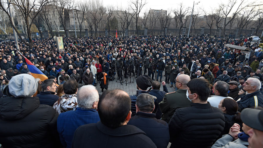 Сторонники оппозиции у&nbsp;здания Национального собрания Армении в&nbsp;Еревaне, 25&nbsp;февраля 2021&nbsp;года