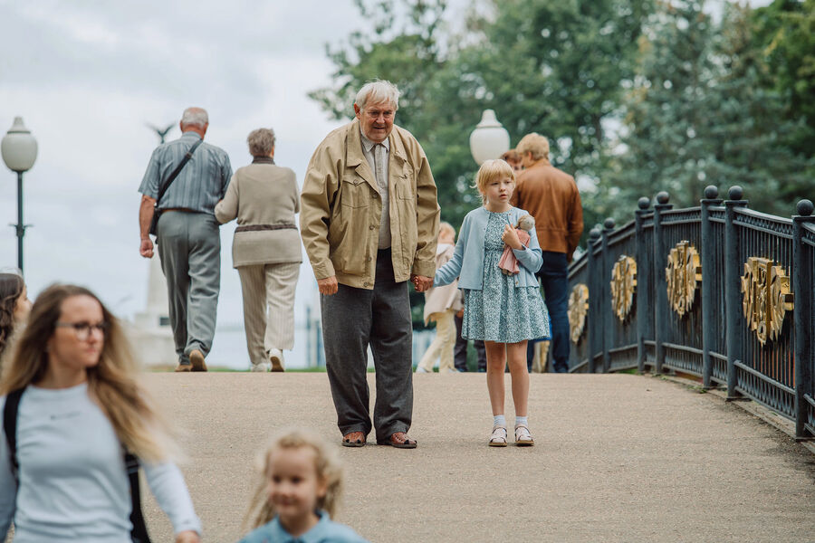 <b>«Вампиры средней полосы» — 3 сезон, созд. Алексей Акимов</b>
<br><br>
<b>Где и когда смотреть:</b> на Start — с 1 ноября
<br><br>
Финал саги о семействе смоленских упырей во главе с дедом Славой (Юрий Стоянов). В новых сериях герои столкнутся с вампирской диаспорой Урала. Подробнее о первом сезоне «Вампиров средней полосы» мы писали <a href="//www.gazeta.ru/culture/2021/03/19/a_13516652.shtml"><b>здесь</b></a>.