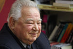 Летчик-космонавт Георгий Гречко на презентации своей книги «Космонавт №34. От лучины до пришельцев» в торговом доме «Библио-Глобус» в Москве, 2013 год