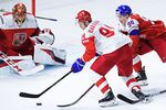 Вратарь сборной Чехии Давид Риттих, форвард сборной России Александр Барабанов и игрок сборной Чехии Мартин Нечас