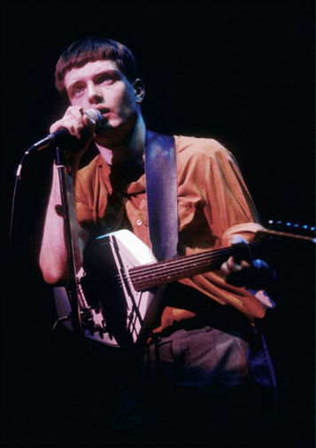 Иэн Кертис во время выступления Joy Division, 1980 год