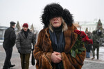 Актриса, народная артистка России Александра Захарова идет к храму Христа Спасителя на церемонию прощания с народной артисткой СССР Инной Чуриковой, 17 января 2023 года