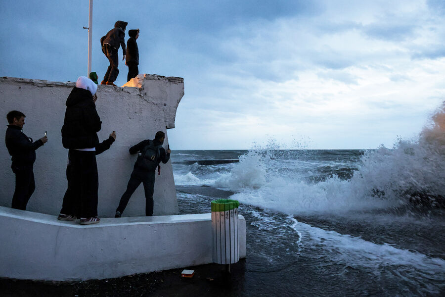 Горожане на&nbsp;площади Южного мола во время шторма на&nbsp;Черном море, 26&nbsp;ноября 2023&nbsp;года