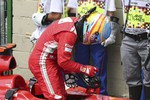 Фернандо Алонсо вылезает из&nbsp;машины