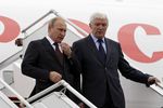 Президент России Владимир Путин и премьер-министр Белоруссии Михаил Мясникович во время церемонии встречи в аэропорту