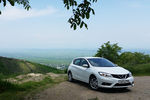 Nissan Tiida — автомобиль, взявший хорошего понемногу от европейского хетчбэка Pulsar (красивый, современный кузов) и обрусевшего седана Sentra (шасси, интерьер и, к сожалению для многих, мотор)