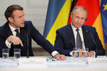 Президент Франции Эммануэль Макрон и президент России Владимир Путин во время пресс-конференции по итогам саммита «нормандского формата» в Елисейском дворце, 9 декабря 2019 года