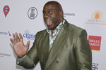 <b>Мэджик Джонсон, 65 лет</b>
<br><br>
Знаменитый баскетболист Los Angeles Lakers, звезда NBA сдал положительный тест на ВИЧ во время диспансеризации перед сезоном 1991-1992 годов. В ноябре 1991 года он заявил о своем статусе на специально созванной пресс-конференции — спортсмен также сообщил о своем уходе из спорта. Джонсон подчеркнул, что его жена Куки и ребенок, которого она в тот момент вынашивала, не заражены ВИЧ. Баскетболист пообещал посвятить всю свою жизнь борьбе с болезнью.
<br><br>
Поначалу Мэджик Джонсон утверждал, что не знает, каким образом заразился ВИЧ. Но позже начал открыто говорить о том, что за время спортивной карьеры у него было множество половых партнерш. Спортсмен объяснял, что хочет донести до мужчин гетеросексуальной ориентации, что они «тоже рискуют». Тем самым он старался развеять миф о том, что ВИЧ передается только при однополых связях.
<br><br>
Кстати, перерыв в спортивной карьере длился недолго. В 1993-1994 годах Джонсон вернулся в Los Angeles Lakers в качестве тренера. А в 1995-1996-м, в возрасте 36 лет, — в качестве игрока.
