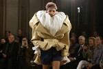 Модель на показе коллекции Viktor&Rolf в рамках Недели моды в Париже, 29 января 2025 года