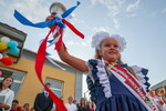 Первоклассница с колокольчиком на праздничной линейке, посвященная Дню знаний в общеобразовательной школе №4 в Геническе, Херсонская область