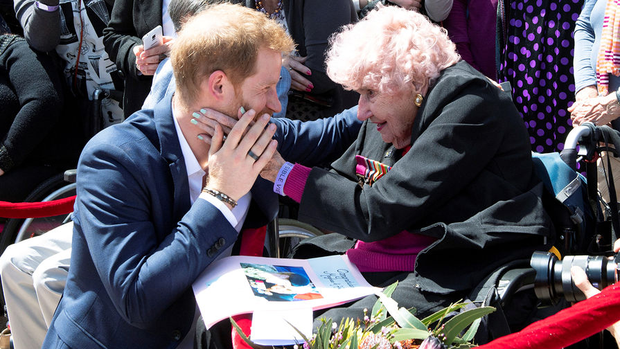 Принц Гарри Уэльский с&nbsp;98-летней вдовой ветерана во время визита в&nbsp;Сиднейский оперный театр, 16 октября 2018 года
