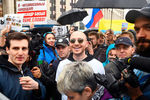 Рэп-исполнитель Оксимирон (Oxxxymiron) на митинге в поддержку незарегистрированных кандидатов в Мосгордуму на проспекте Академика Сахарова в Москве