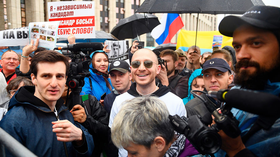 Рэп-исполнитель Оксимирон (Oxxxymiron) на митинге в поддержку незарегистрированных кандидатов в Мосгордуму на проспекте Академика Сахарова в Москве