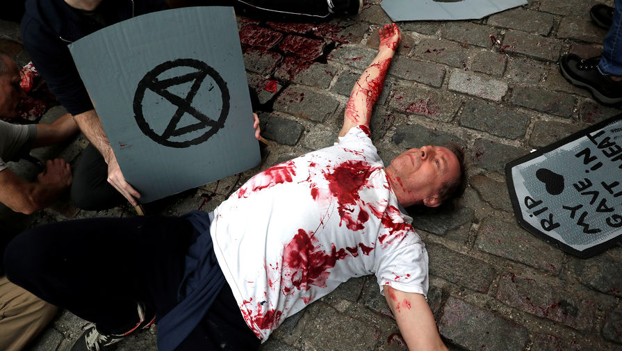 Протестующие возле статуи «Атакующий бык» на&nbsp;Уолл-Стрит в&nbsp;Нью-Йорке, 7 октября 2019 года