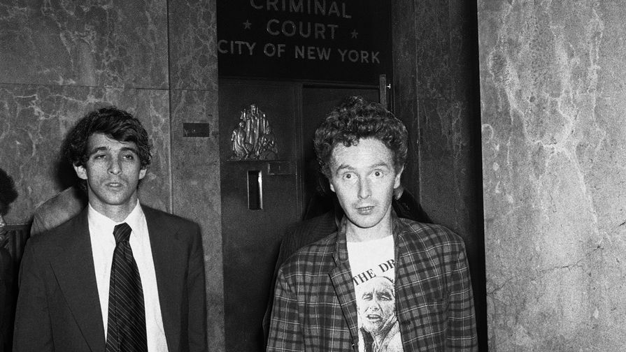 Малкольм Макларен покидает здание суда после обвинения музыканта Sex Pistols Сида Вишеса в&nbsp;убийстве его подруги Нэнси Спанджен, 1978 год. Макларен уговорил Virgin Records выделить залоговую сумму (в 50 тысяч долларов), пообещав от Сида новый альбом 