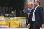 Владимир Путин и генеральный директор «Яндекс» Аркадий Волож в московском офисе компании, 21 сентября 2017 года