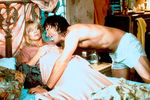 <b>Кадр из фильма «За бортом» (1987)</b> <br>
Курт Рассел и Голди Хоун познакомились на съемках фильма «Один единственный подлинно оригинальный семейный оркестр» в 1968 году. В 1983 году они вновь встретились во время работы над комедией «Дополнительная смена» и между ними завязались романтические отношения. К съемкам в их следующем совместном фильме «За бортом» у пары уже родился сын, которого назвали Уильям. Всего они сыграли вместе в пяти фильмах за более чем 50 лет знакомства.