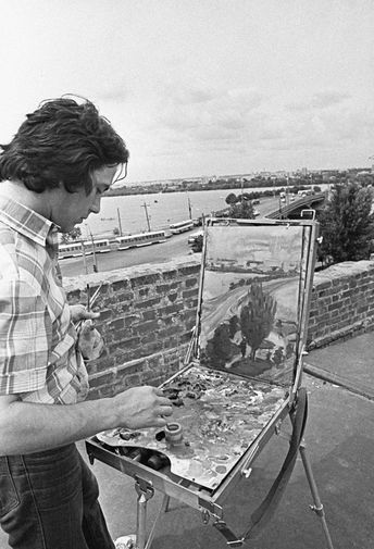 Ренат Ибрагимов рисует пейзажи во время отдыха, 1980 год