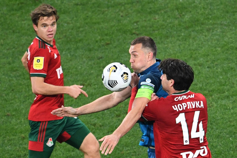 Игрок ФК &laquo;Локомотив&raquo; Дмитрий Рыбчинский, игрок ФК &laquo;Зенит&raquo; Артем Дзюба и игрок ФК &laquo;Локомотив&raquo; Ведран Чорлука (слева направо) в&nbsp;матче 28-го тура чемпионата России по&nbsp;футболу среди клубов Премьер-лиги между&nbsp;командами ФК &laquo;Зенит&raquo; (Санкт-Петербург) и ФК &laquo;Локомотив&raquo; (Москва), 2&nbsp;мая 2021&nbsp;года