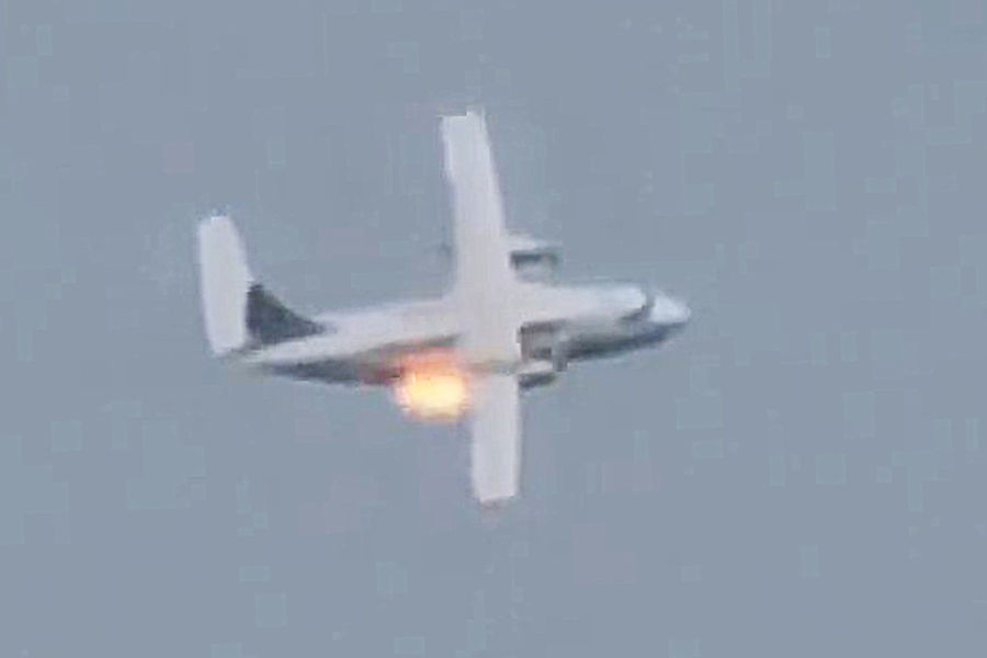 Военно-транспортный самолет Ил-112В с&nbsp;горящим правым двигателем во время катастрофы в&nbsp;ходе тренировочного полета в&nbsp;районе аэродрома &laquo;Кубинка&raquo;, 17&nbsp;августа 2021&nbsp;года