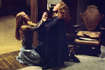 <b>«Кэрри» (1976)</b>
<br><br>
Один из самых известных фильмов ужасов в мире задумывался как низкобюджетная независимая кинолента на основе первого опубликованного романа Стивена Кинга. Блокбастером он стал неожиданно — при бюджете $1,8 млн лента собрала $33,8 млн и получила две номинации на «Оскар»: Сисси Спейсек (Кэрри) могла стать лучшей актрисой, а Пайпер Лори (ее жестокая мать Маргарет) — лучшей актрисой второго плана.

