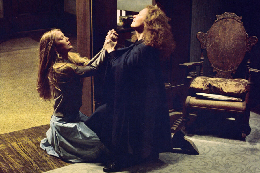 <b>«Кэрри» (1976)</b>
<br><br>
Один из&nbsp;самых известных фильмов ужасов в&nbsp;мире задумывался как низкобюджетная независимая кинолента на&nbsp;основе первого опубликованного романа Стивена Кинга. Блокбастером он стал неожиданно &mdash; при&nbsp;бюджете $1,8 млн лента собрала $33,8 млн и получила две номинации на&nbsp;«Оскар»: Сисси Спейсек (Кэрри) могла стать лучшей актрисой, а Пайпер Лори (ее жестокая мать Маргарет) &mdash; лучшей актрисой второго плана.
