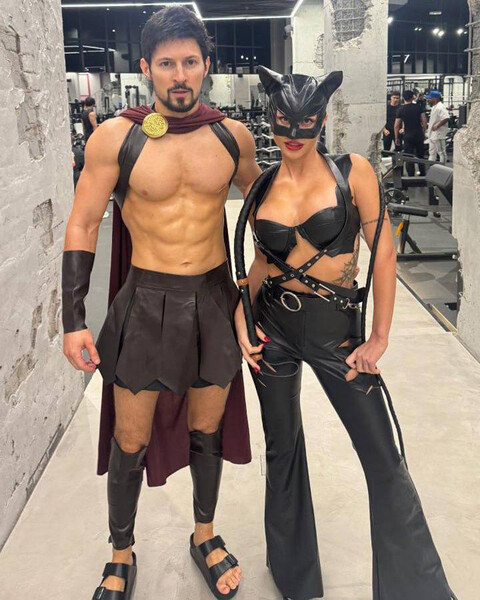 Павел Дуров в образе гладиатора и Юлия Вавилова в образе женщины-кошки