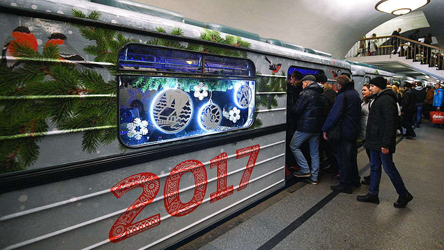 Новогодний поезд московского метро, украшенный гирляндами и еловыми ветками