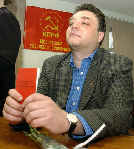 Андрей Брежнев, внук Леонида Ильича Брежнева, во время получения партбилета КПРФ в Москве, 2004 год