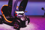 Двуместный электрический автомобиль Renault Twizy на Московском международном автосалоне, 29 августа 2018 года
