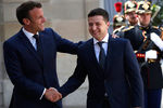 Президент Украины Владимир Зеленский и президент Франции Эммануэль Макрон в&nbsp;Елисейском дворце в&nbsp;Париже, 17 июня 2019 года