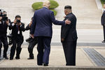 Во время встречи президента США Дональда Трампа и лидера КНДР Ким Чен Ына, 30 июня 2019 года