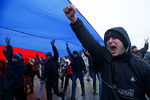 Участники митинга у здания Верховного Совета Крыма развернули огромный флаг России