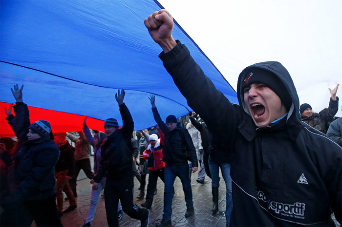 Участники митинга у здания Верховного Совета Крыма развернули огромный флаг России
