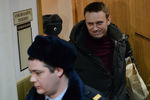 Алексей Навальный (включен в список террористов и экстремистов) после рассмотрения ходатайства следствия о его домашнем аресте в Басманном суде Москвы