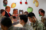 Президент США Дональд Трамп во время угощения солдат на базе Баграм в Афганистане, 28 ноября 2019 года