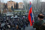 Сторонники премьер-министра Армении Никола Пашиняна на митинге в центре Еревана, 25 февраля 2021 года