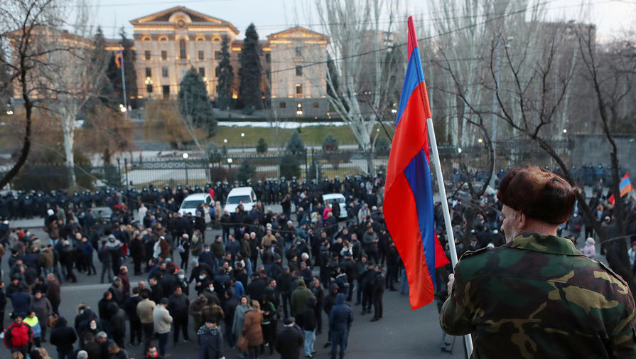 Сторонники премьер-министра Армении Никола Пашиняна на&nbsp;митинге в&nbsp;центре Еревана, 25&nbsp;февраля 2021&nbsp;года