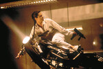 <b>Анджелина Джоли (2001-2003)</b>
<br><br>
Сумасшедшая популярность компьютерной серии как бы намекала — совсем скоро у приключенческого экшна появится киноэкранизация. И действительно, она не заставила себя долго ждать: первый фильм о героине, «Лара Крофт: Расхитительница гробниц», вышел уже в 2001 году. Искательницу приключений в ленте сыграла несравненная Анджелина Джоли, находившаяся тогда в своем прайме.