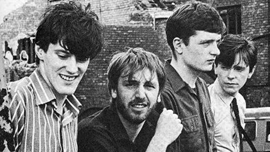 Группа Joy Division в 1979 году. Слева направо: Стивен Моррис, Питер Хук, Иэн Кёртис, Бернард Самнер